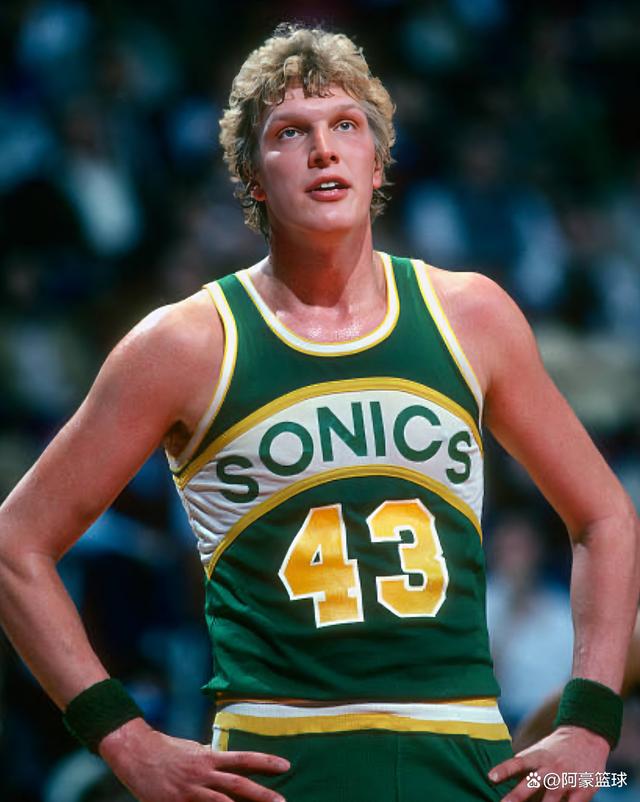 关于俄克拉荷马雷霆训练开放日；今晚回应争议引欢呼；德甲在即；训练强度明显提升的信息